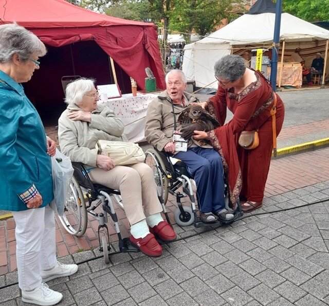 BewohnerInnen mit der "Fahrenden Falknerin" beim Dorffest in Lütgendortmund