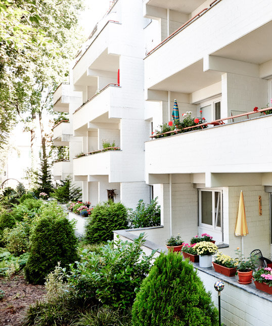 Hausfassade mit Balkonen im Betreuten Wohnen von Alloheim in Berlin Lichterfelde - Heerstraße