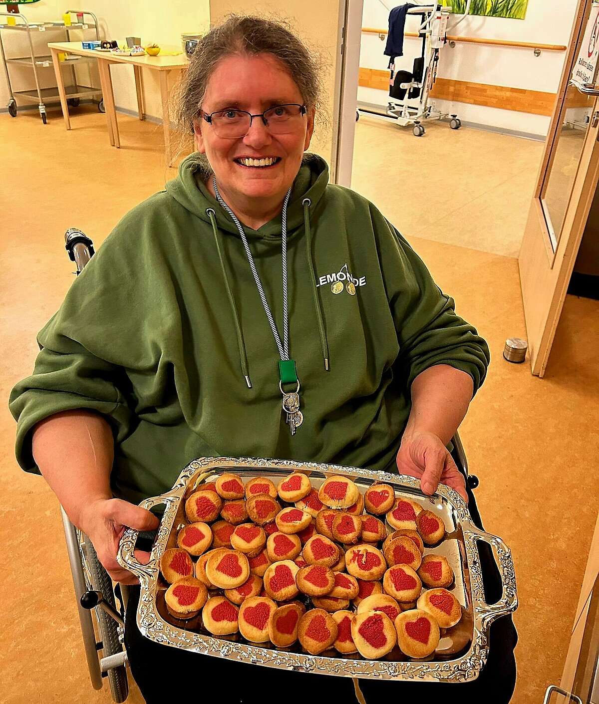 Bewohnerin backt Plätzchen in Herzform