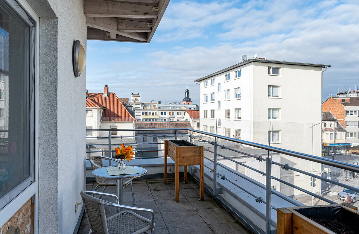 Balkon mit Aussicht auf Rüsselsheim von der Alloheim Senioren-Residenz "Am Friedensplatz"