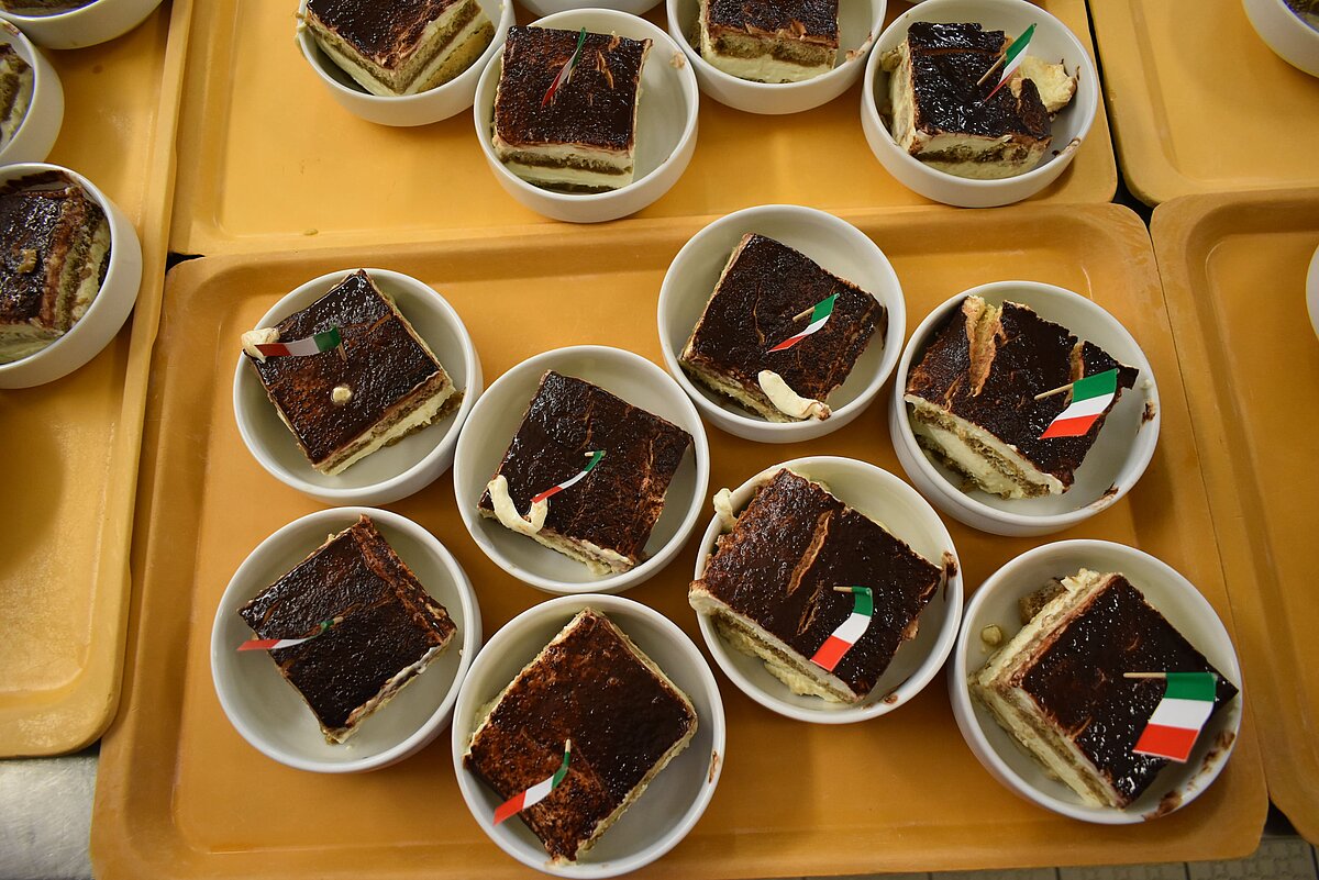 Tiramisu mit Italien-Flagge zum Italien-Tag in der Alloheim Senioren-Residenz Ullsteinstraße Berlin