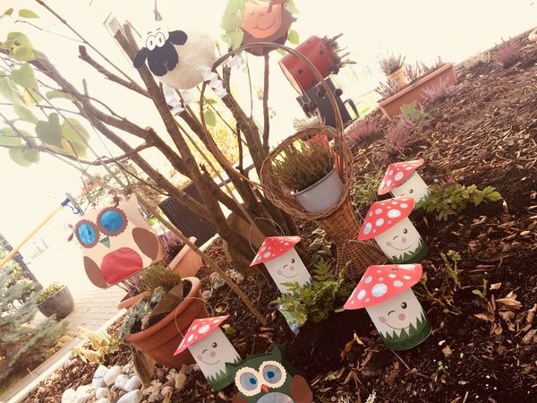 Alle selbst gebastelten Laternen stehen im Garten eines Alloheim Seniorenheims