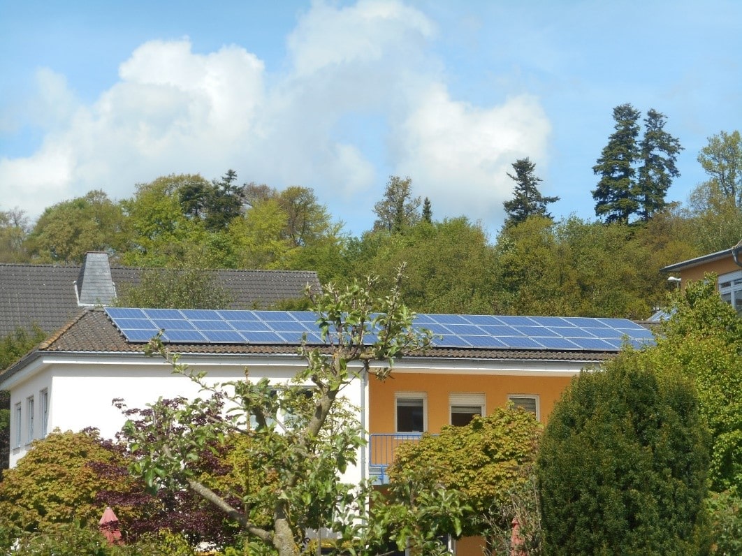 Photovoltaik-Anlage auf dem Dach des Seniorenhauses "Waldpark" in Blankenrath