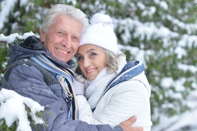 Senioren-Ehepaar im Schnee