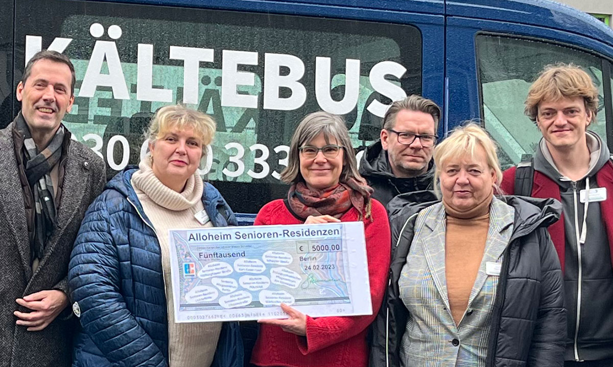Mitarbeitende von Alloheim überreichen eine Spende an den Kältebus der Berliner Stadtmission