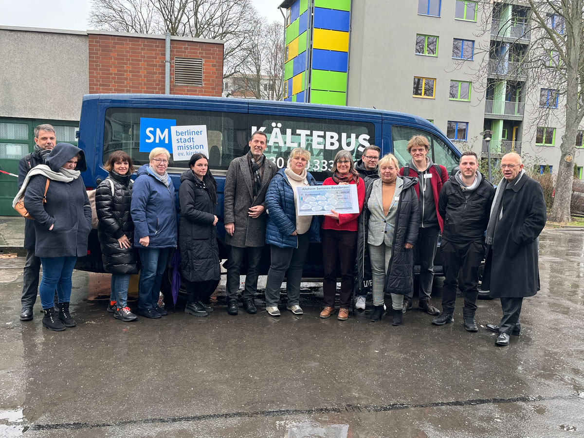 Mitarbeiterinnen und Mitarbeiter der Alloheim-Senioren-Residenzen überreichen eine Geldspende an den Kältebus der Berliner Stadtmission