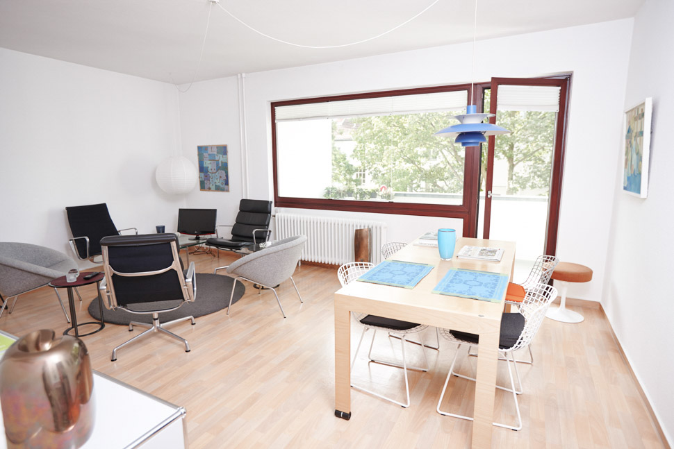 Wohnzimmer mit Esstisch, Sitzecke und Balkon im Betreuten Wohnen von Alloheim in Berlin Lichterfelde - Akazienallee
