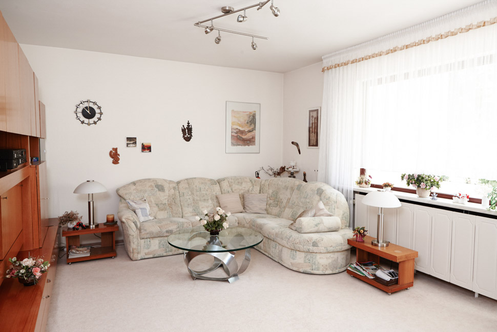 Wohnzimmer mit Couch und Wandschrank im Betreuten Wohnen von Alloheim in Berlin Lichterfelde - Akazienallee