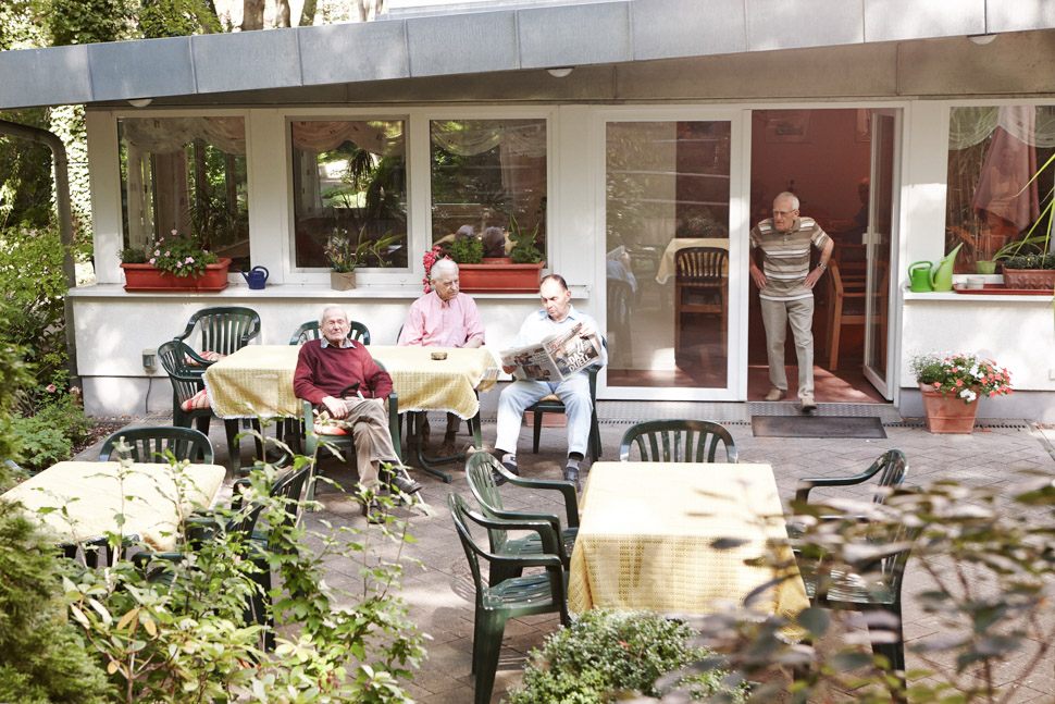 Senioren sitzen auf Terrasse vor dem Betreuten Wohnen in Berlin Lichterfelde - Heerstraße