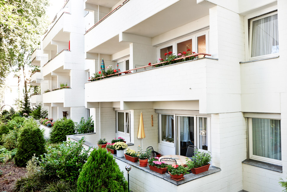 Hausfassade mit Balkonen im Betreuten Wohnen von Alloheim in Berlin Lichterfelde - Heerstraße