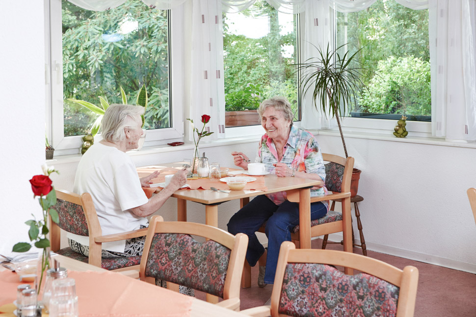 Seniorinnen frühstücken zusammen beim Betreuten Wohnen in Berlin Lichterfelde - Heerstraße