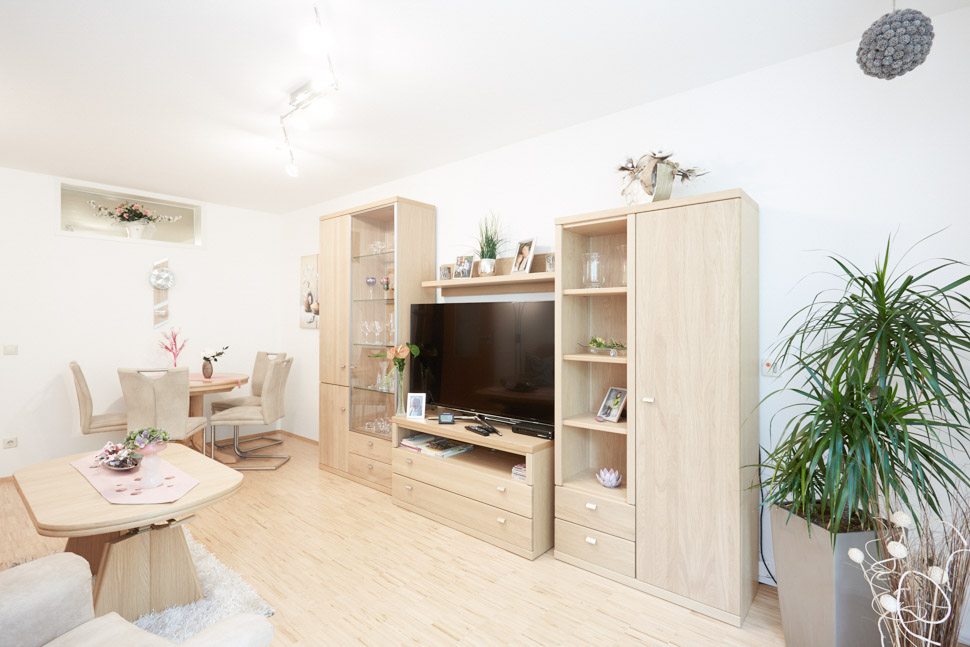 Wohnzimmer mit Schrankwand und Esstisch in einer Wohnung der Parkresidenz Lünen mit Betreutem Wohnen
