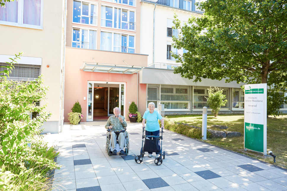 Senioren im Rollstuhl und mit Rollator vor dem Alloheim Seniorenzentrum Fernwald-Annerod