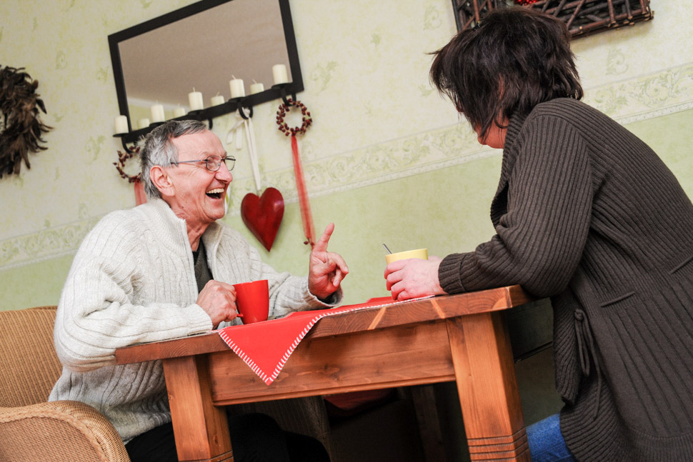 Bewohner des Seniorenheims Knoop's Huus in Aurich unterhalten sich am Tisch