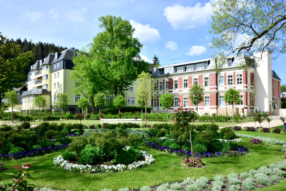 Grünanlagen vor dem Alloheim Altenheim Haus am See in Bad Elster