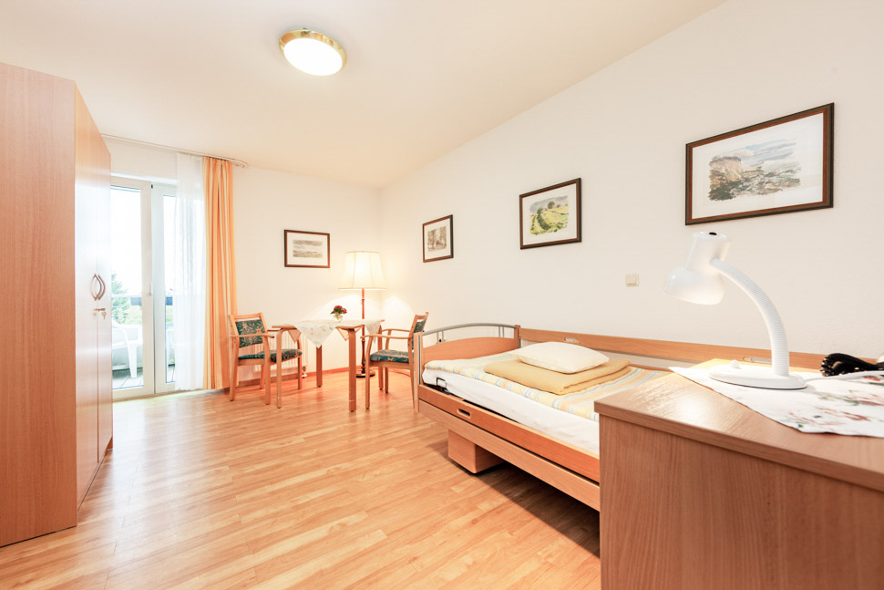 Geräumiges Zimmer für Bewohner der Alloheim Senioren-Residenz Auetalblick in Bad Malente