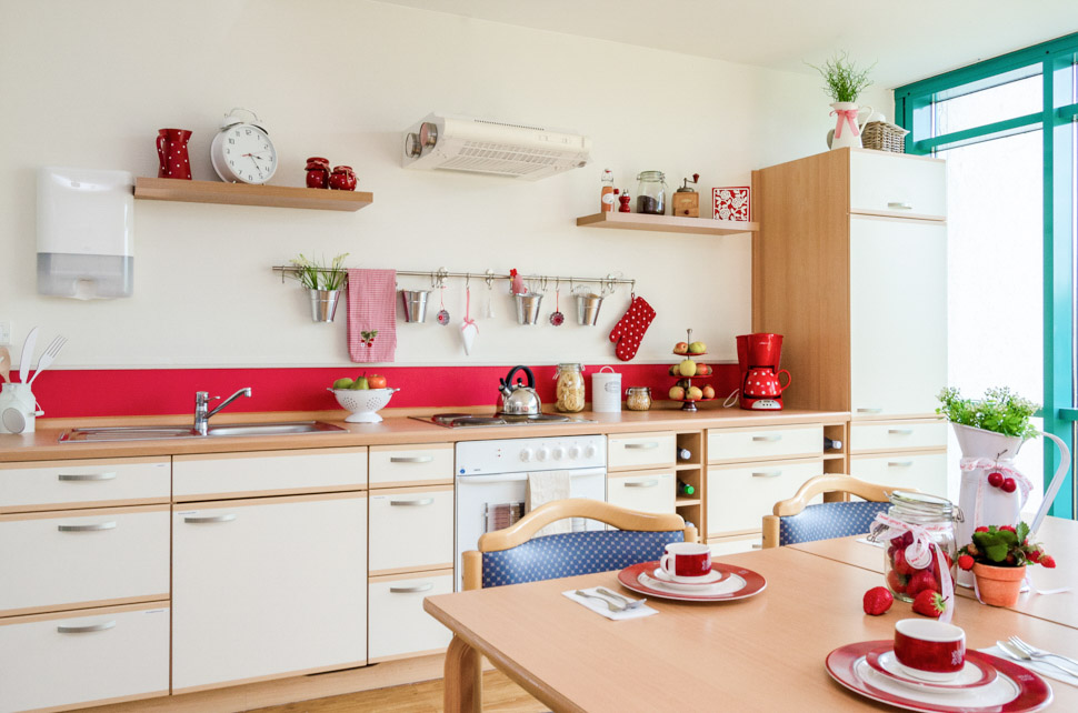 Küche zum selber Kochen und Backen der Bewohner im Alloheim Pflegeheim Auetalblick in Bad Malente