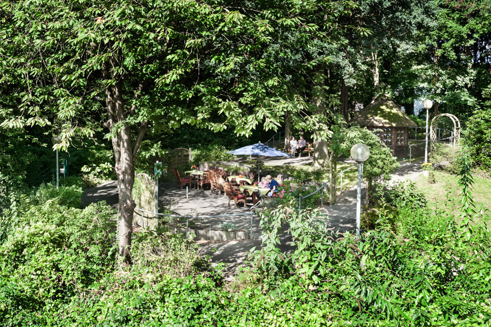 Grüner Garten mit Terrasse vor dem Alloheim Seniorenheim Godenbergschlößchen in Bad Malente