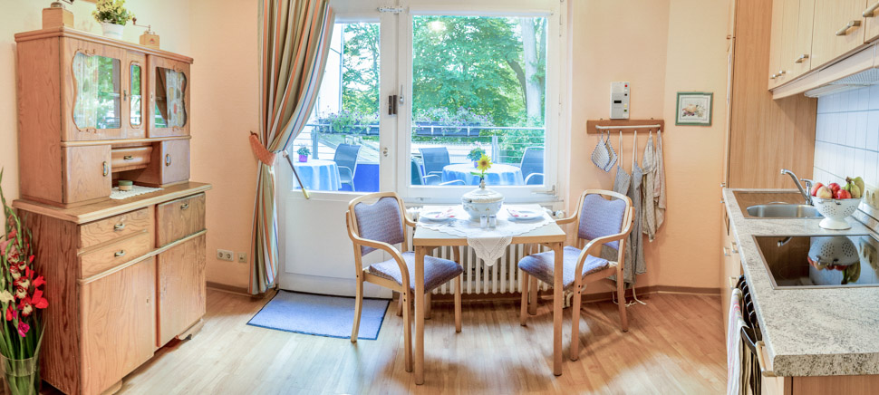 Küche und Essbereich in der Alloheim Senioren-Residenz Godenbergschlößchen in Bad Malente