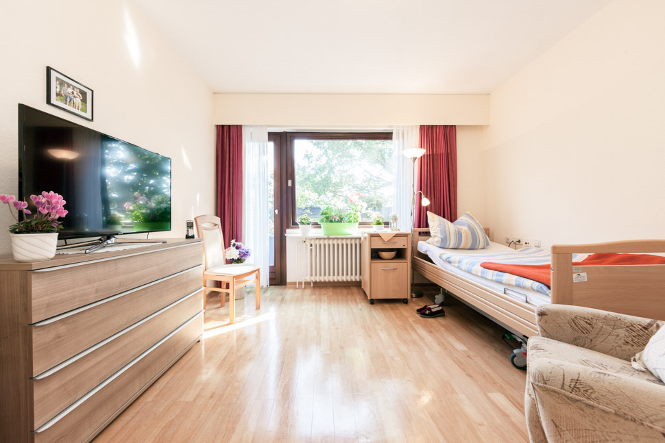 Zimmer in der stationären Langzeitpflege des Alloheim Pflegeheims Godenbergschlößchen in Bad Malente