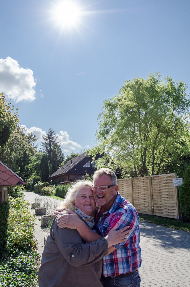Glückliche Bewohner der Alloheim Senioren-Residenz Godenblick in Bad Malente umarmen sich