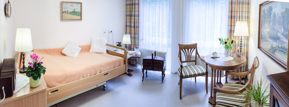 Bewohnerzimmer in der stationären Langzeitpflege der Alloheim Senioren-Residenz Godenblick in Bad Malente