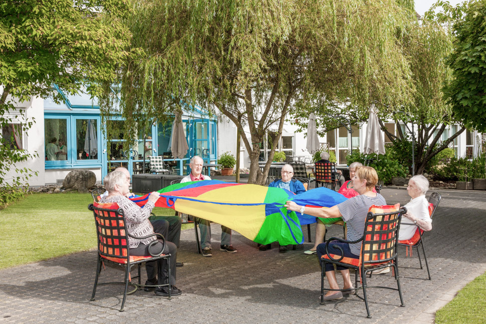 Senioren bei Gruppenaktivität mit Mitarbeiterin des Sozialen Diensts im Alloheim Altenheim Am Kurpark in Bad Marienberg