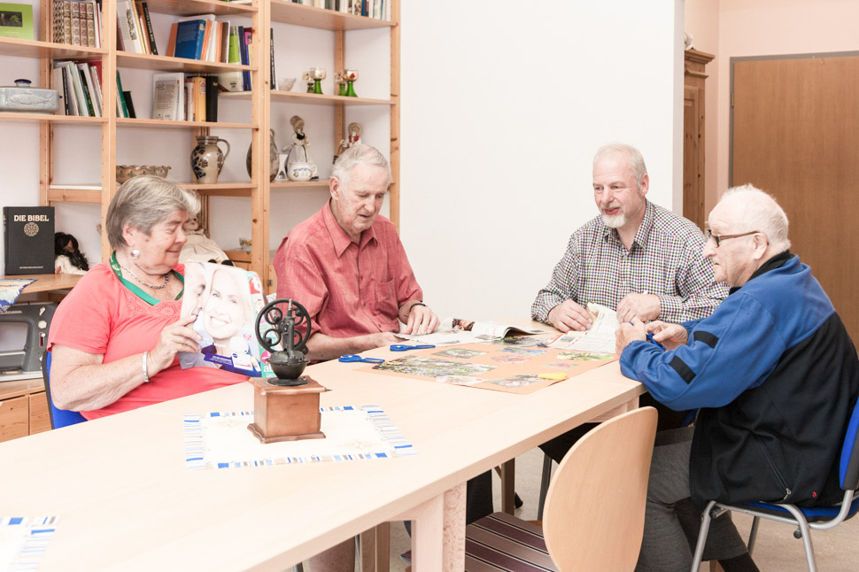Senioren basteln zusammen im Alloheim Pflegeheim Am Kurpark in Bad Marienberg