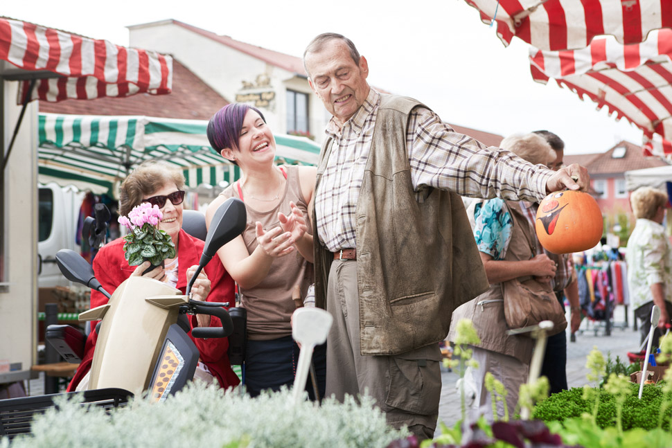 Ausflug von Bewohnern mit Mitarbeiterin des Sozialen Diensts auf dem Markt in Bad Rodach