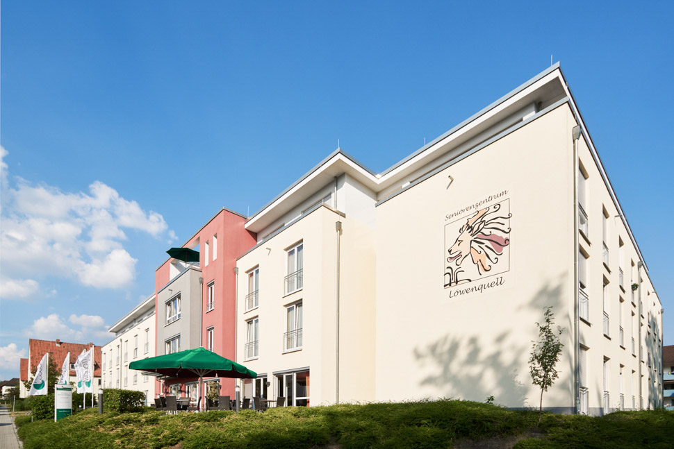 Fassade mit Logo des Alloheim Seniorenzentrum Löwenquell in Bad Rodach