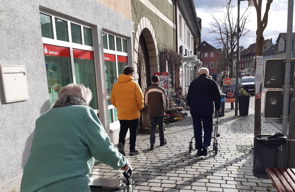 Bewohner der Alloheim Senioren-Residenz Löwenquell in Bad Rodach machen Ausflug auf den Marktplatz