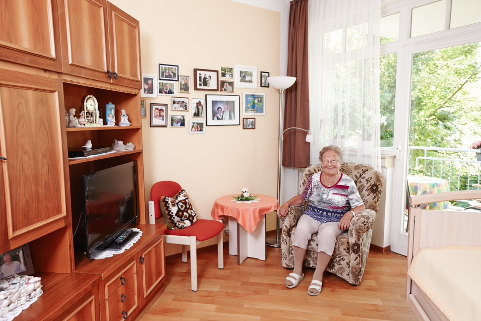 Bewohnerin in ihrem selbst eingerichteten Zimmer im Geriatrie-Zentrum Rhenanus Bad Sooden
