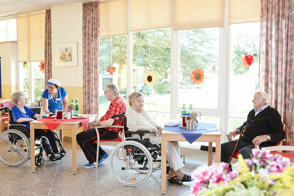 Bewohner sitzen in Speisesaal des Alloheim Geriatrie-Zentrums Rhenanus Bad Sooden