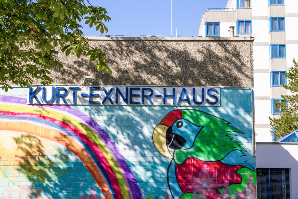 Bunte Fassade vor dem Kurt-Exner-Haus in Berlin