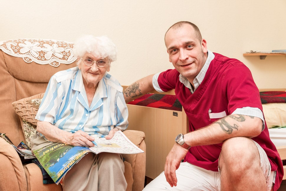 Pfleger mit Bewohnerin im Seniorenheim Kurt-Exner-Haus in Berlin