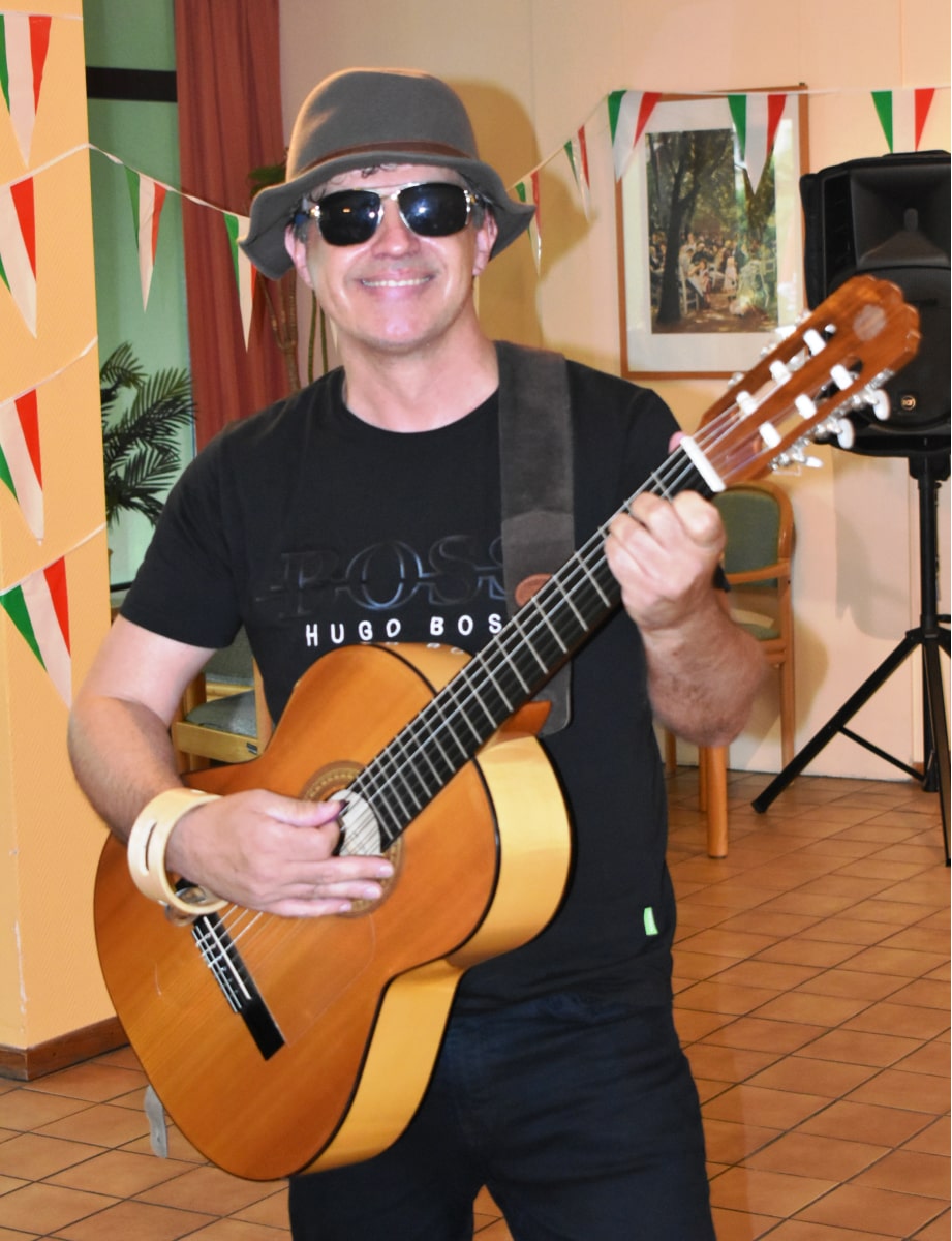 Entertainer Danilo Rogoli spielt Gitarre zum Italien-Tag in der Alloheim Senioren-Residenz Ullsteinstraße in Berlin