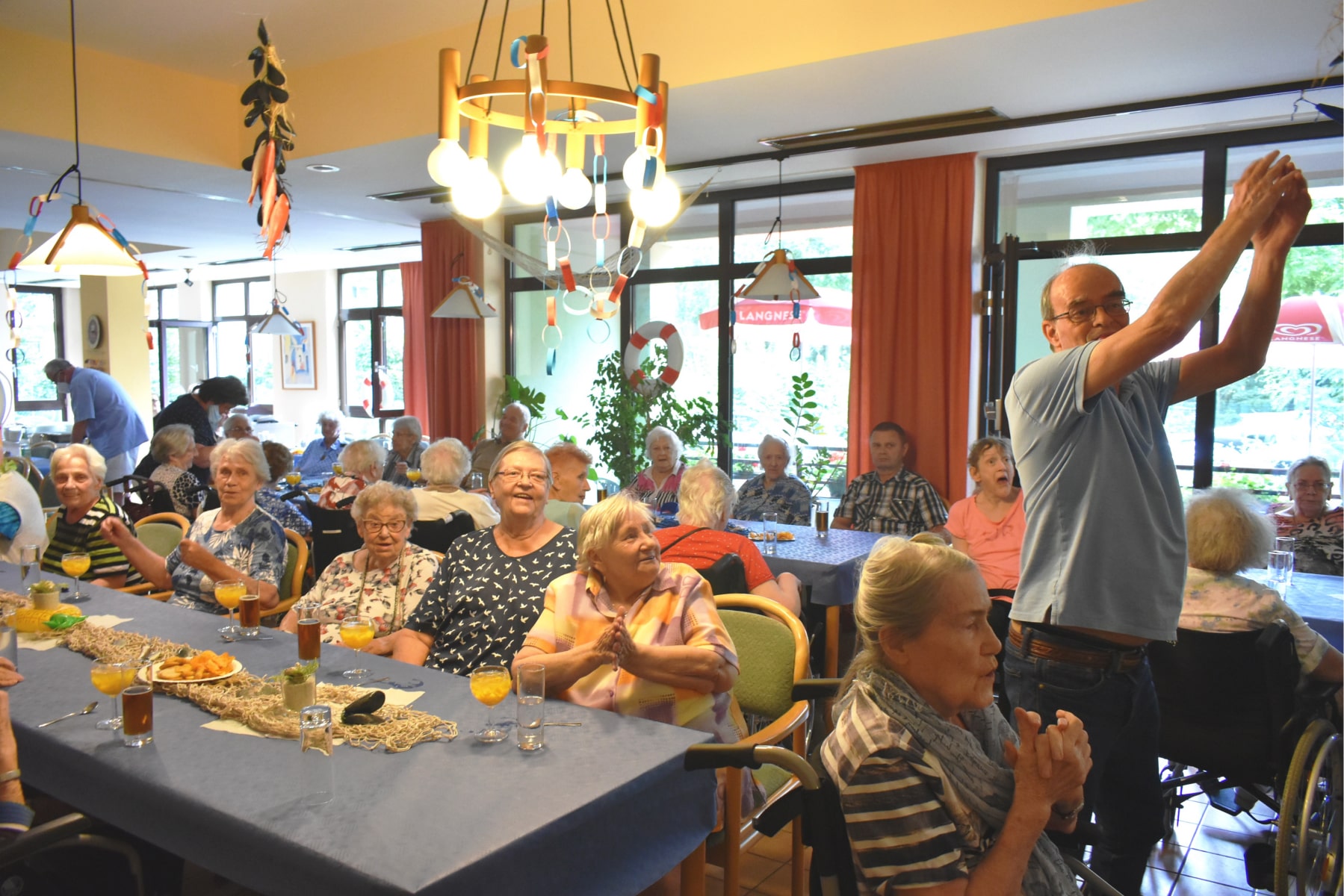 Senioren feiern beim Sommerfest in der Alloheim Senioren-Residenz Ullsteinstraße in Berlin