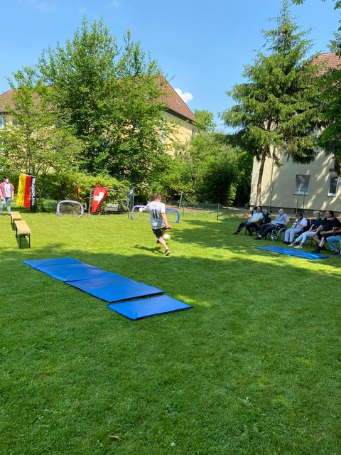 Fußball spielen im Garten der Alloheim Senioren-Residenz Brunswik