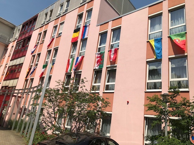 Flaggen zur Fußball-EM vor der Alloheim Senioren-Residenz Brunswik in Braunschweig