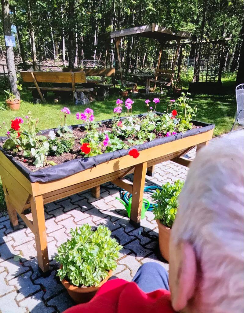 Bewohner beim Spaziergang