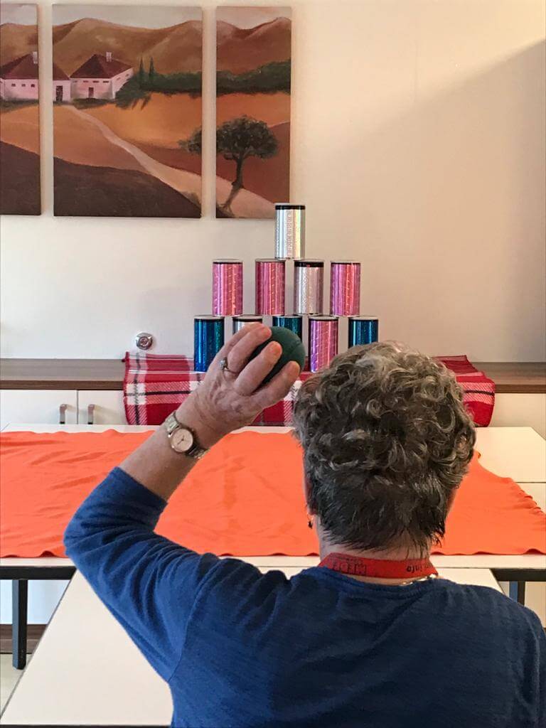 Bewohner beim Dosenwerfen
