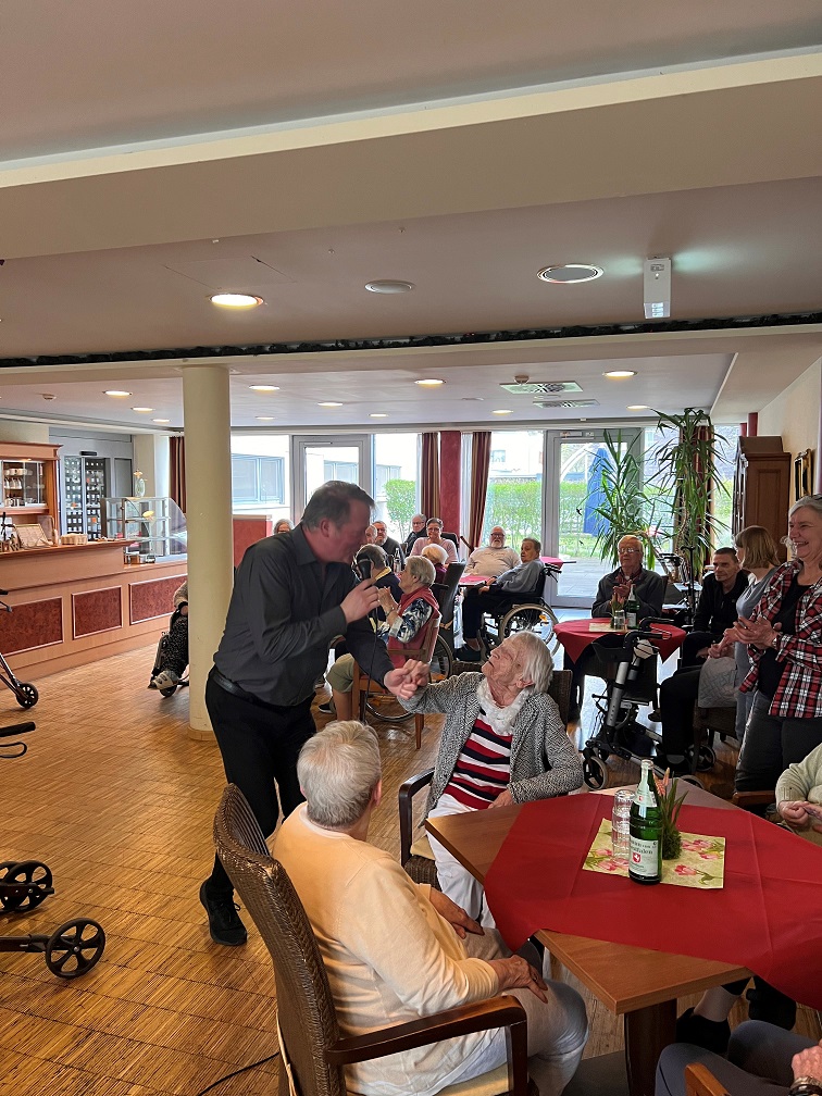 Bewohner bei Musiknachmittag M.Höft