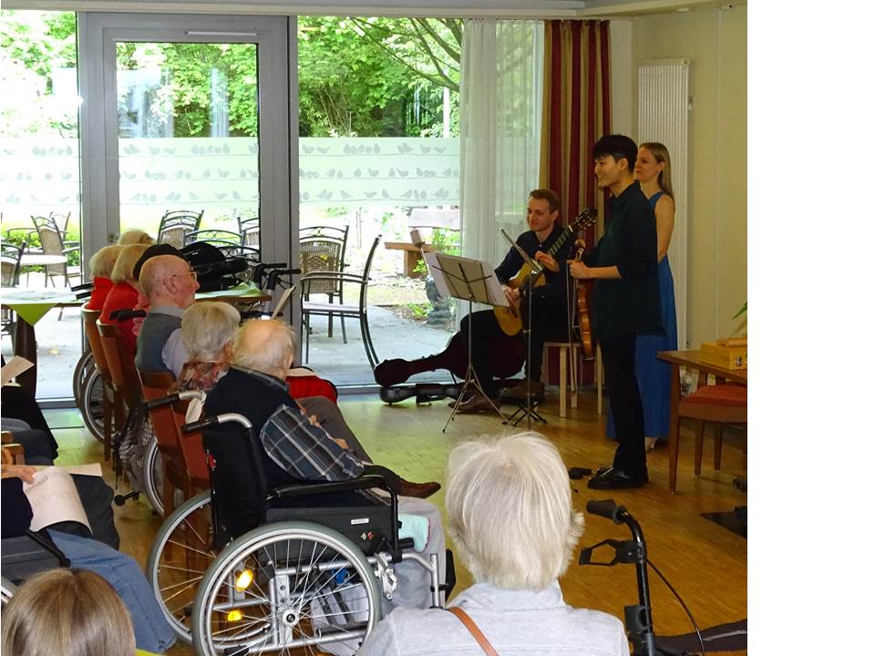 Bewohner beim Live Music Now Konzert im Seniorenzentrum Coesfelder Berg
