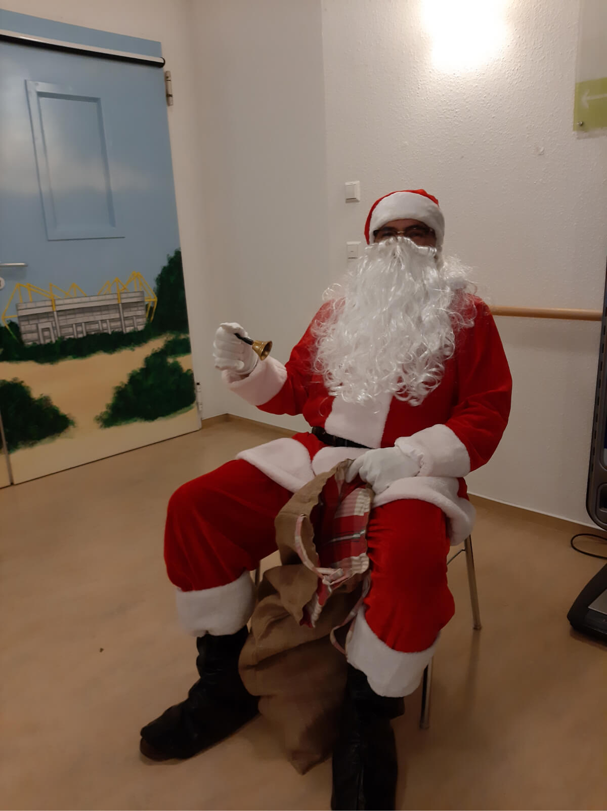 Der Nikolaus klingelt zur Geschenkeverteilung im Seniorenzentrum "Im Kaiserviertel" in Dortmund