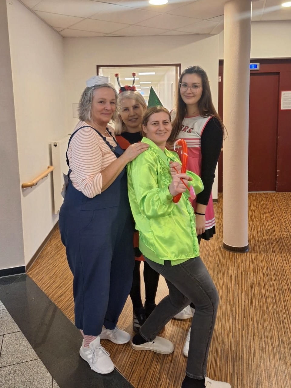 Mitarbeiter in Kostümen bei der Karnevalsfeier