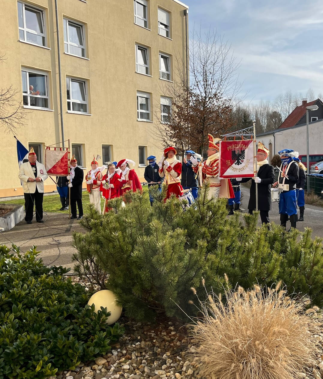 Karnevalszug vor dem Seniorenheim "Kurler Busch" in Dortmund