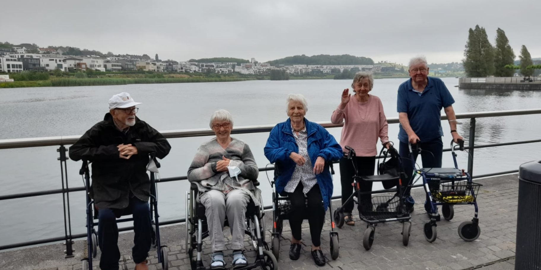 Senioren des Seniorenzentrums Am Volksgarten in Dortmund vor dem Fluss
