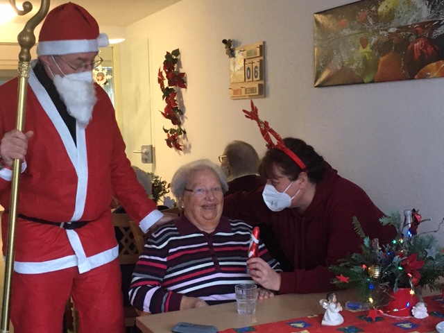 Der Nikolaus besucht die Bewohner im Pflegeheim "Am Volksgarten" in Dortmund