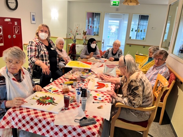 Gemeinsam malen die Bewohnerinnen des Seniorenheims in Dortmund Bilder zum Thema "Vögel"