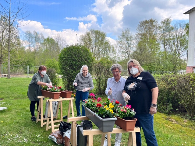 Blumenkästen werden bepflanzt